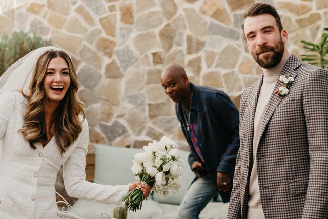 <p>Dave Chappelle photobombs a Texas couple’s ‘first look’ wedding photos</p>