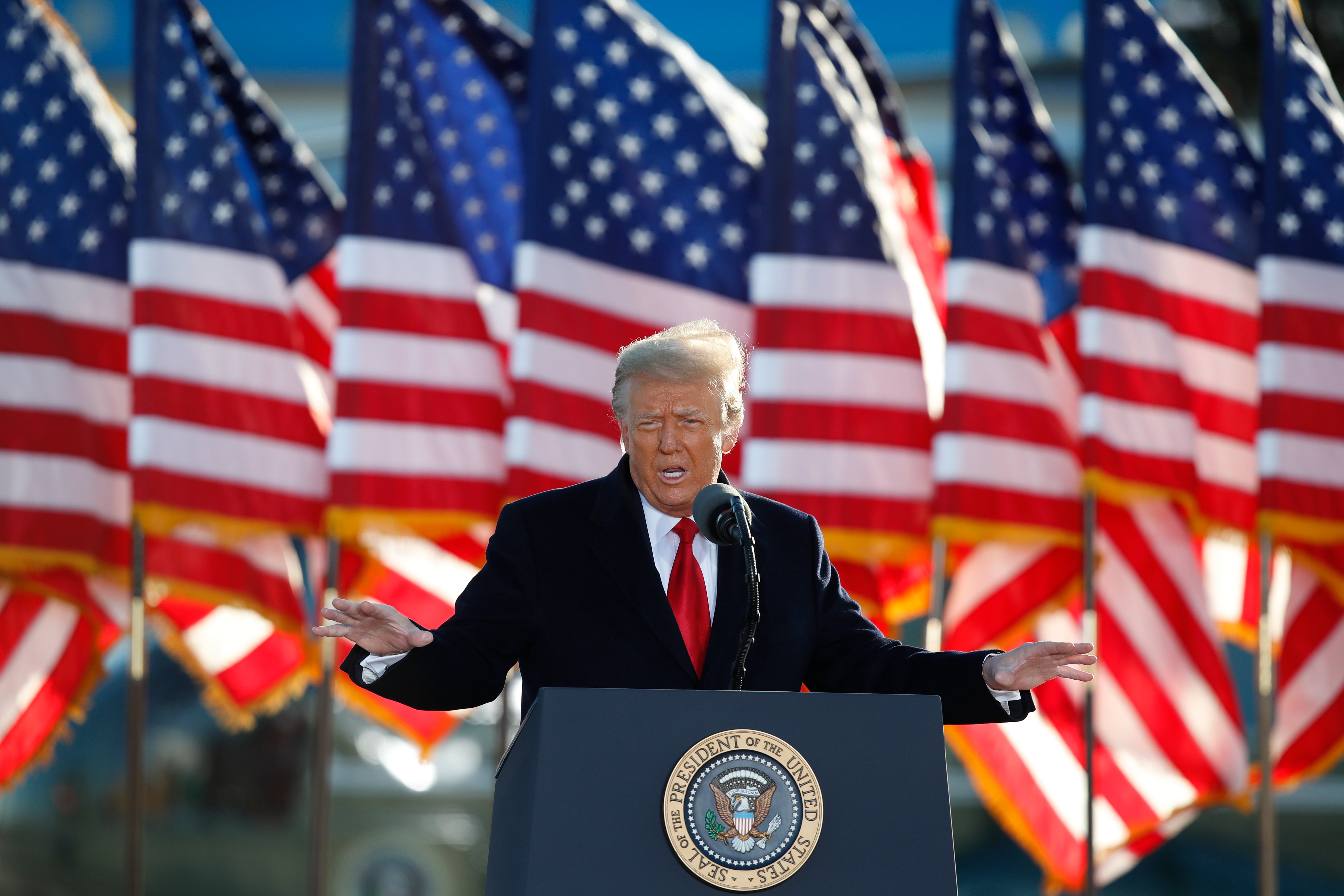 <p>ARCHIVO - El presidente Donald Trump habla ante los presentes antes de abordar el Air Force One en la Base Andrews de la Fuerza Aérea en Maryland, el miércoles 20 de enero de 2021.&nbsp;</p>