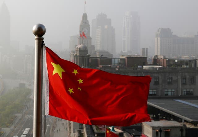 <p>Foto tomada el 14 de abril del 2016 de una bandera china junto a varios edificios en Shanghái, China.</p>