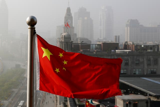 <p>Foto tomada el 14 de abril del 2016 de una bandera china junto a varios edificios en Shanghái, China.</p>