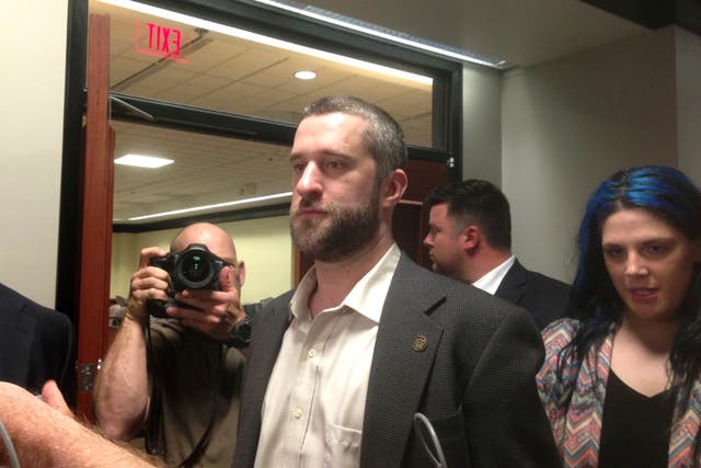 <p>ARCHIVO - En esta foto del 29 de mayo del 2015, el actor Dustin Diamond sale de una corte en Port Washington, Wisconsin, tras haber sido condenado de dos cargos menores derivados de una pelea en un bar en 2014. Diamond comenzó un tratamiento de quimioterapia tras ser diagnosticado con cáncer, informó su representante. El coprotagonista de "Saved by the Bell" fue hospitalizado a principios de enero de 2021 en Florida. La semana pasada, su equipo reveló que padece cáncer.&nbsp;</p>