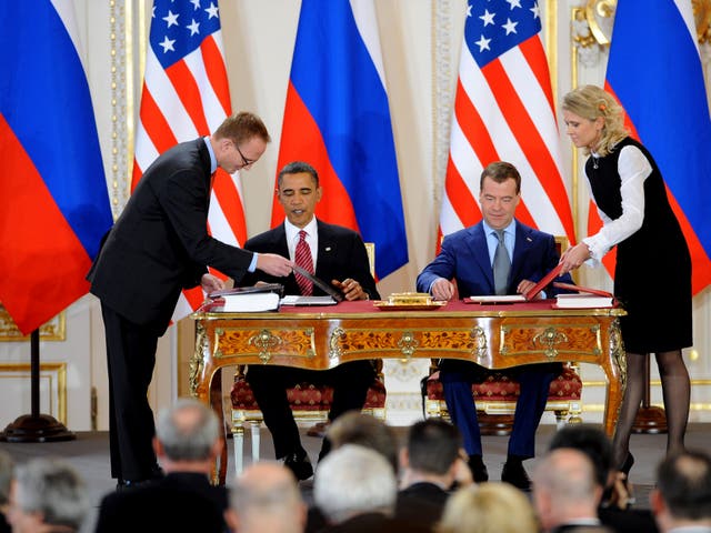 US President Barack Obama (L) and Russian President Dmitry Medvedev sign the new Strategic Arms Reduction Treaty (START) in Prague on April 8, 2010