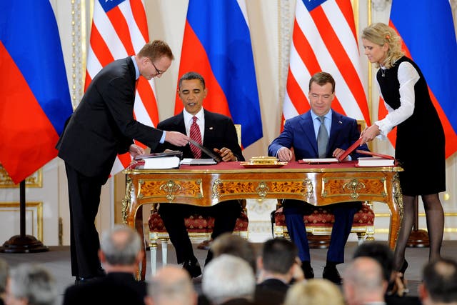 US President Barack Obama (L) and Russian President Dmitry Medvedev sign the new Strategic Arms Reduction Treaty (START) in Prague on April 8, 2010