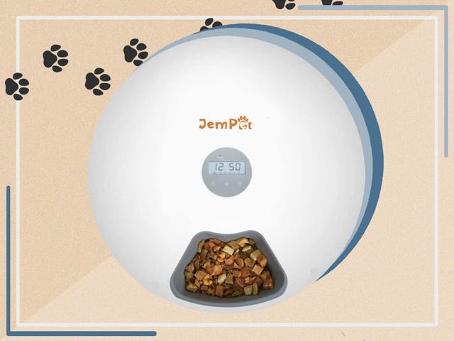 <p>The feeder has a timer so you can schedule when the next meal will be dispensed</p>