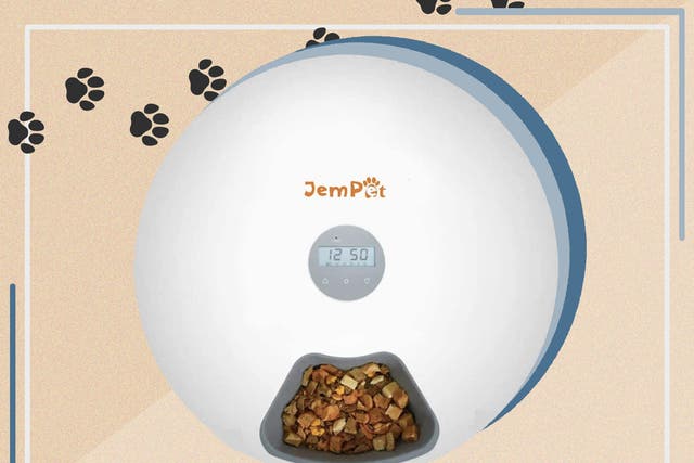 <p>The feeder has a timer so you can schedule when the next meal will be dispensed</p>