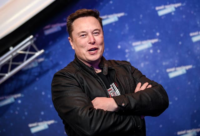 <p>El propietario de SpaceX y CEO de Tesla, Elon Musk, llega a la alfombra roja para el premio Axel Springer, en Berlín, Alemania, el 1 de diciembre de 2020.&nbsp;</p>