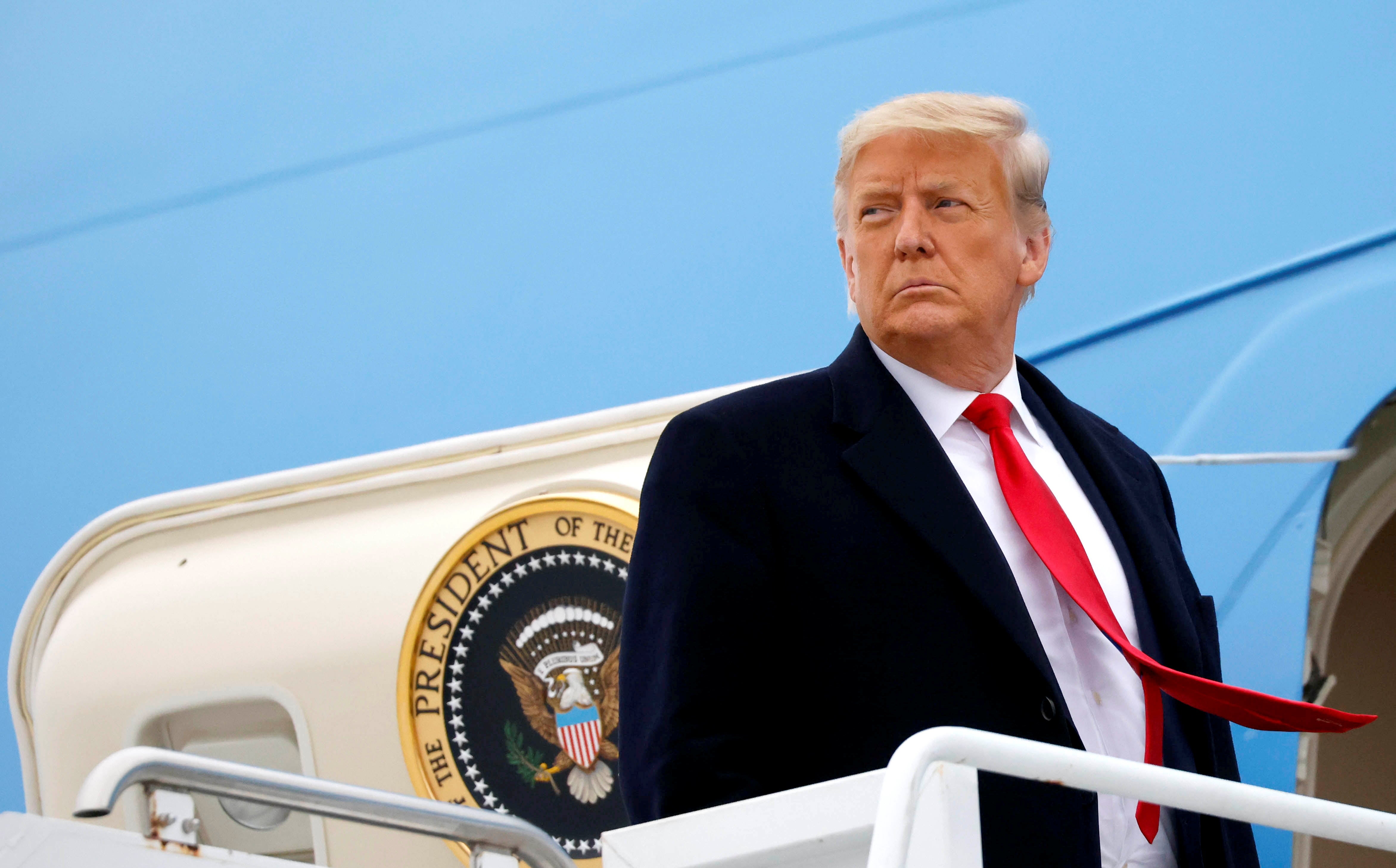 <p>El presidente de Estados Unidos, Donald Trump, aborda el Air Force One en el Aeropuerto Internacional Valley después de visitar el muro fronterizo entre Estados Unidos y México, en Harlingen, Texas, Estados Unidos, el 12 de enero de 2021. </p>