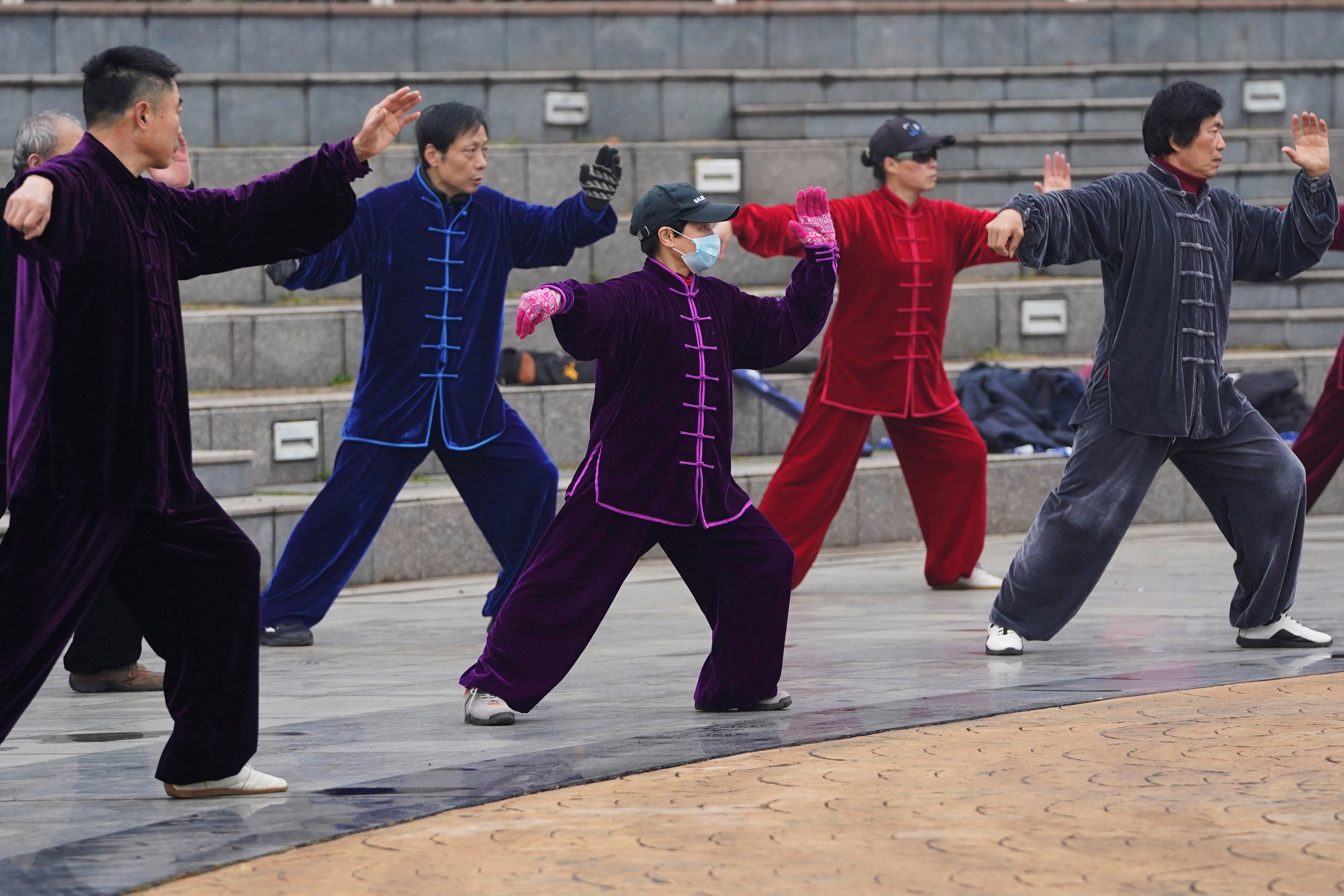 <p>Residentes practican tai chi en un parque en Wuhan, en la provincia de Hubei, en el centro de China, el 23 de enero de 2021.&nbsp;</p>