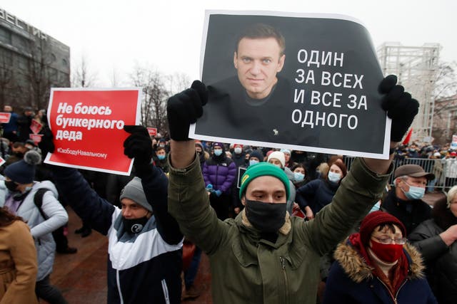 <p>Un participante sostiene un cartel que dice "Uno para todos, todos para uno" durante una manifestación en apoyo del líder opositor ruso encarcelado Alexei Navalny en Moscú, Rusia, el 23 de enero de 2021. REUTERS / Maxim Shemetov</p>