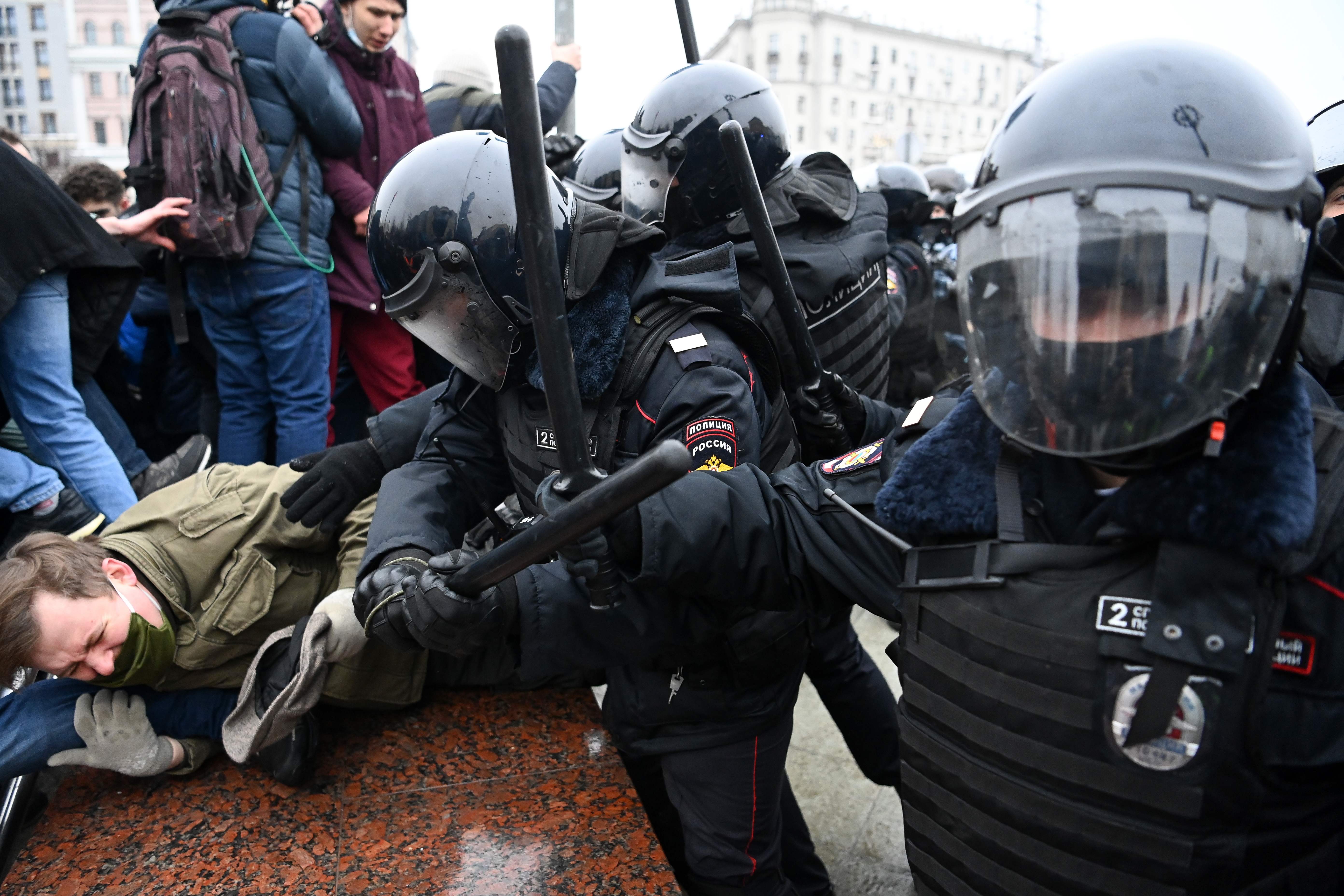 Protesters clash with riot police in Moscow