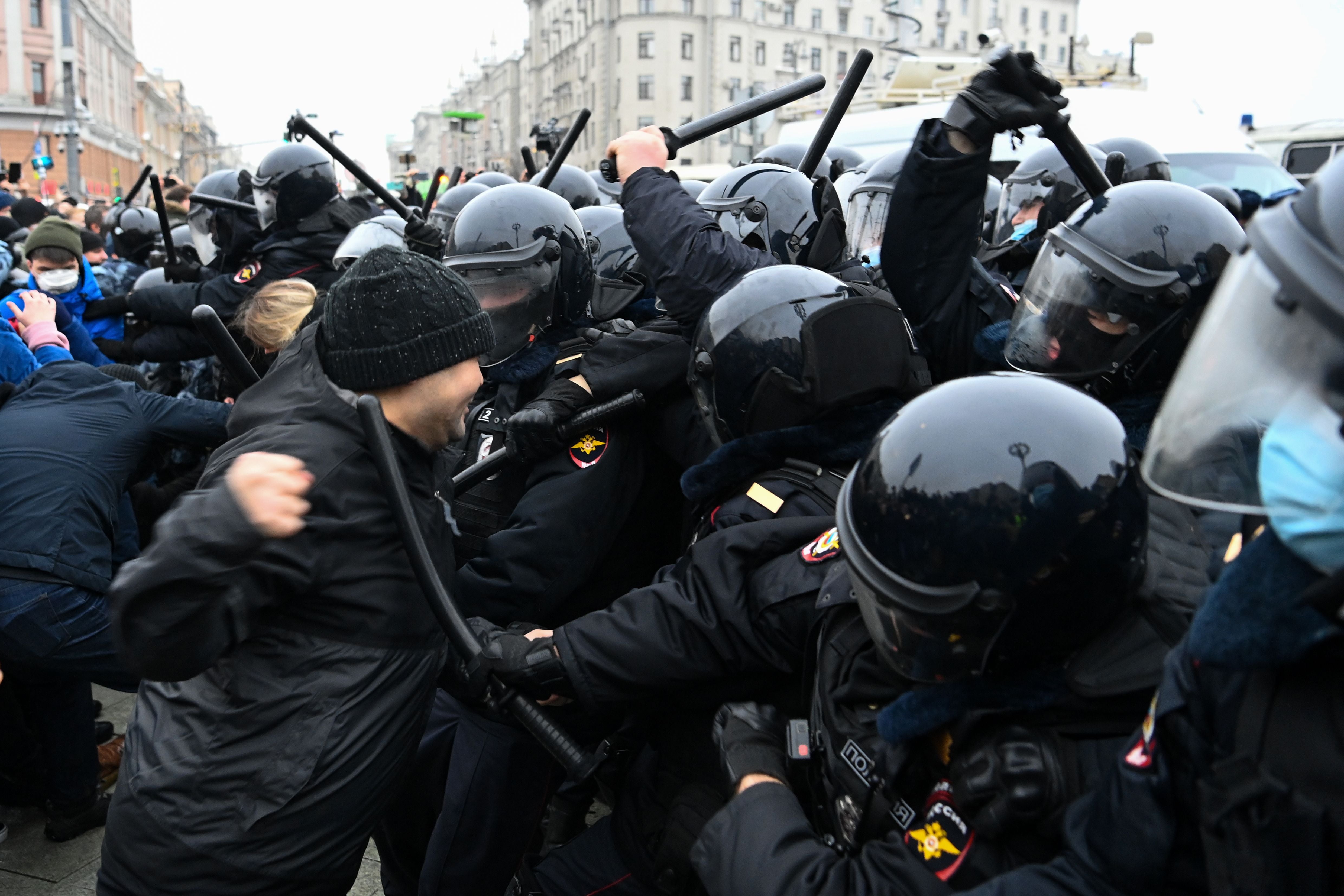 Protesters clash with riot police in Moscow