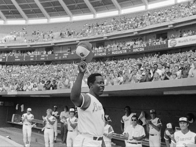 <p>Hank Aaron de los Bravos de Atlanta reacciona el sábado 21 de julio de 1973 en Atlanta después de conectar el jonrón 700 de su carrera contra los Filis de Filadelfia.&nbsp;</p>