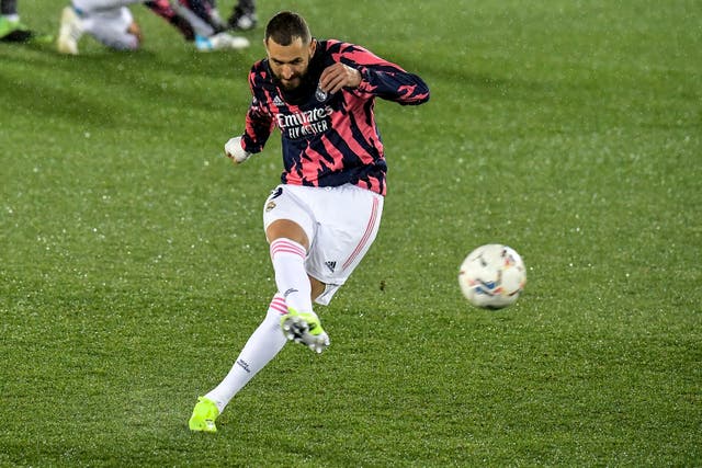 <p>Karim Benzema del Real Madrid patea el balón durante el precalentamiento antes del partido con Alavés por la Liga española en el estadio Mendizorroza en Vitoria, España, sábado 23 de enero de 2021.&nbsp;</p>