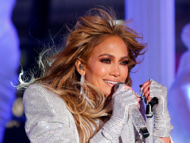 <p>Jennifer Lopez ha sido objeto de burlas por intentar provocar un desafío viral que los fanáticos han considerado “insensible”</p>