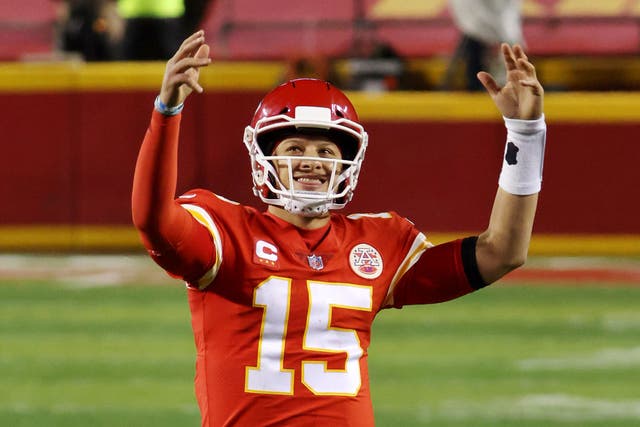 <p>KANSAS CITY, MISSOURI - 24 DE ENERO: Patrick Mahomes # 15 de los Kansas City Chiefs celebra en el último cuarto durante el juego de campeonato de la AFC contra los Buffalo Bills en el Arrowhead Stadium el 24 de enero de 2021 en Kansas City, Missouri. </p>