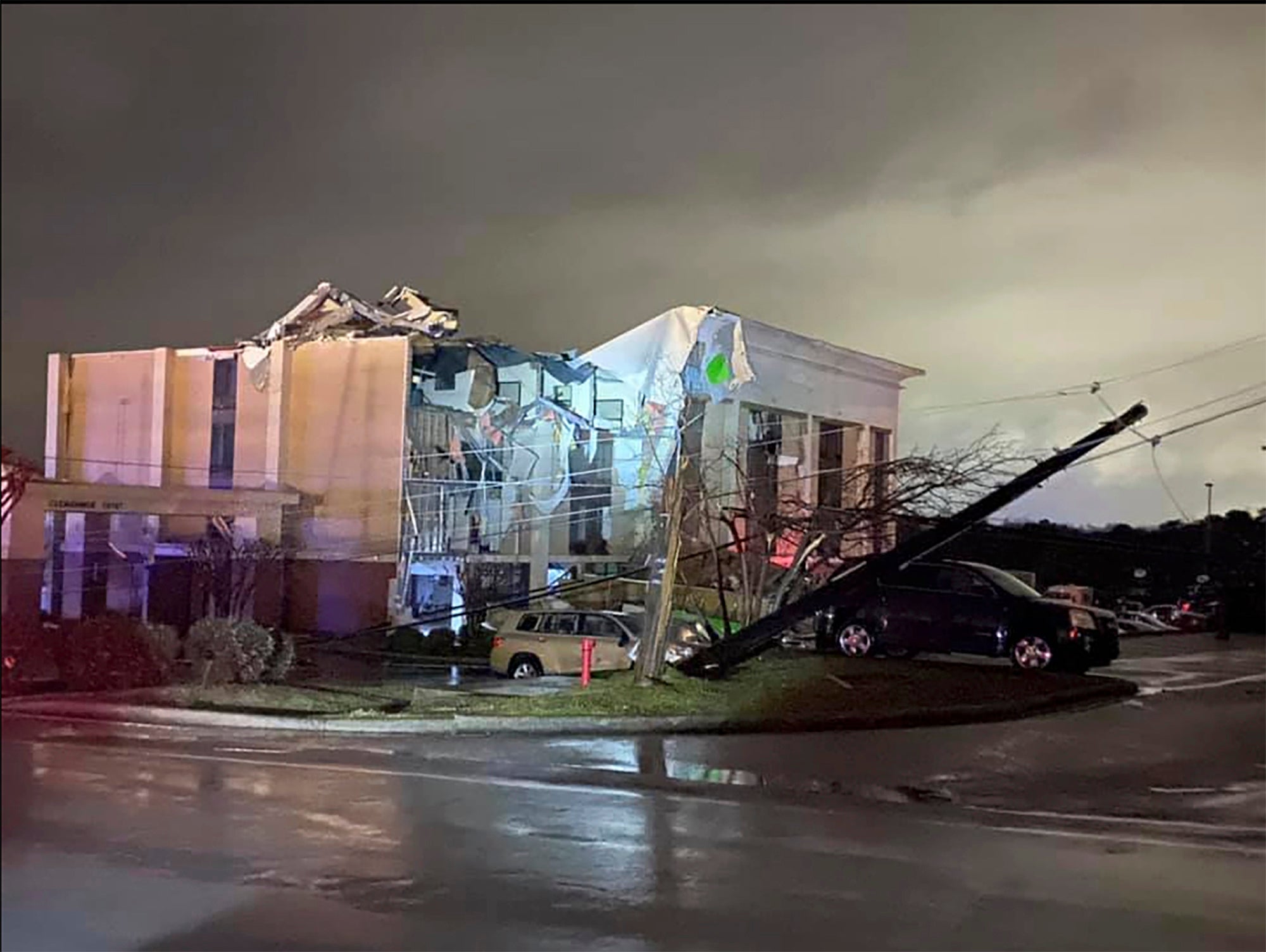 <p>La escena tras el paso del tornado en &nbsp;Fultondale, Alabama el 25 de enero del 2021.</p>