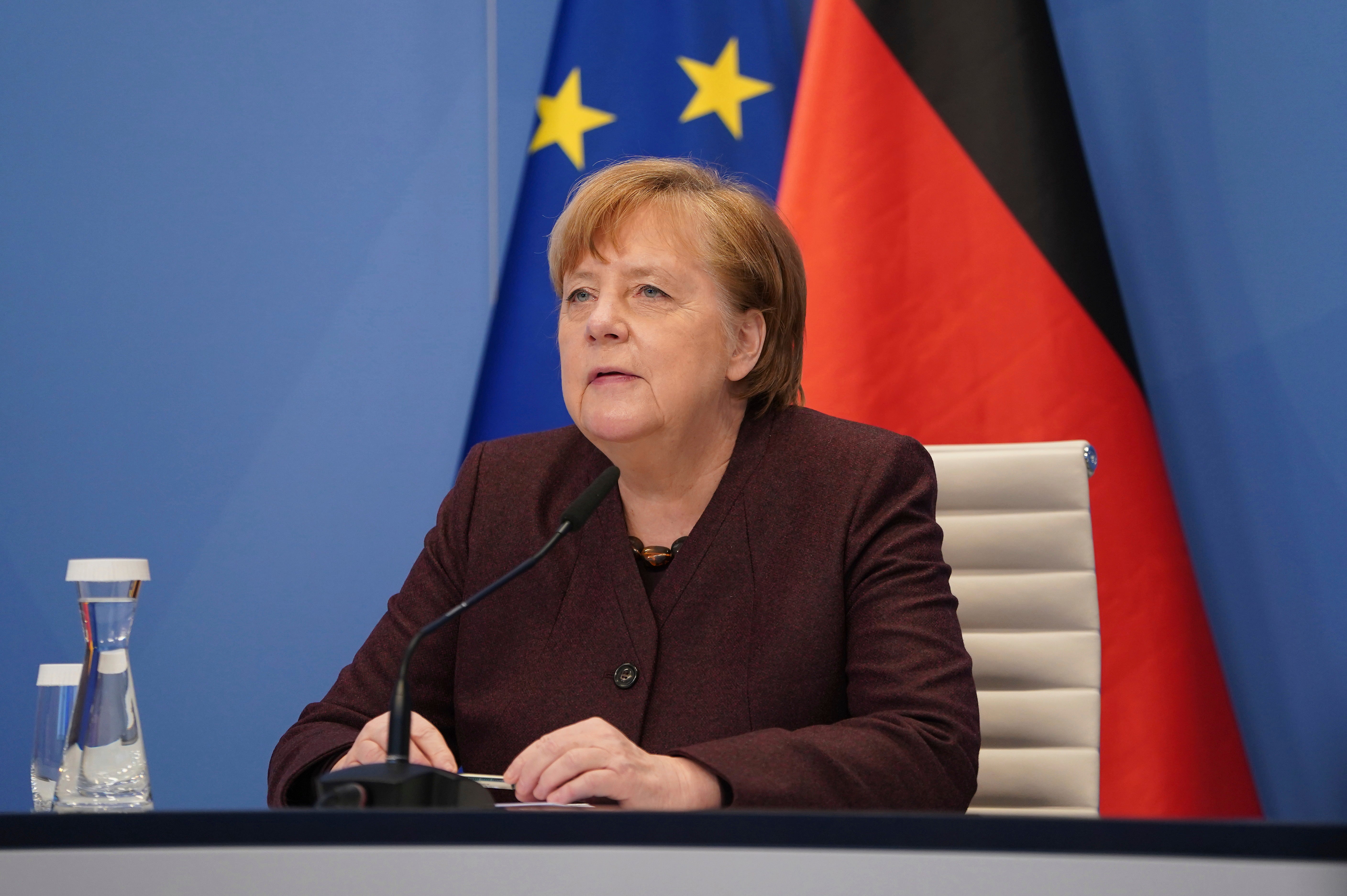 <p>La canciller alemana Angela Merkel habla en Berlín, el martes 26 de enero de 2021 durante una teleconferencia ante el Foro Económico Mundial, que se llevó a cabo virtualmente en lugar de su sede habitual en Davos, Suiza.&nbsp;</p>