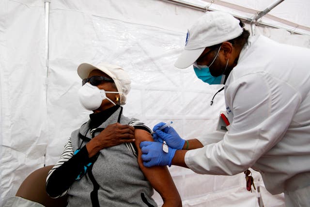 <p>El Dr. Jerry P. Abraham administra una vacuna Covid-19 a un anciano en una carpa de vacunación en el Centro de Salud Comunitario Kedren el 25 de enero de 2021 en Los Ángeles, California. - Si bien se da prioridad de vacunación a las personas, incluidos los trabajadores de la salud y los ancianos, algunos fuera de los niveles de prioridad están esperando en la fila para recibir potencialmente una dosis que debe administrarse antes de que expire y se desperdicie.&nbsp;</p>