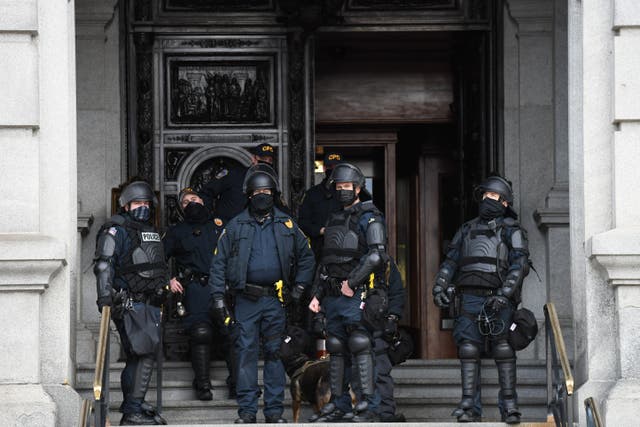 <p>&nbsp;La policía con equipo antidisturbios monitorea la actividad fuera del edificio del Capitolio de Pensilvania el 17 de enero de 2021 en Harrisburg, Pensilvania. Se espera que los partidarios del presidente Trump se reúnan hoy en los edificios del capitolio estatal en todo el país para protestar por los resultados de las elecciones presidenciales y la próxima toma de posesión del presidente electo Joe Biden.</p>