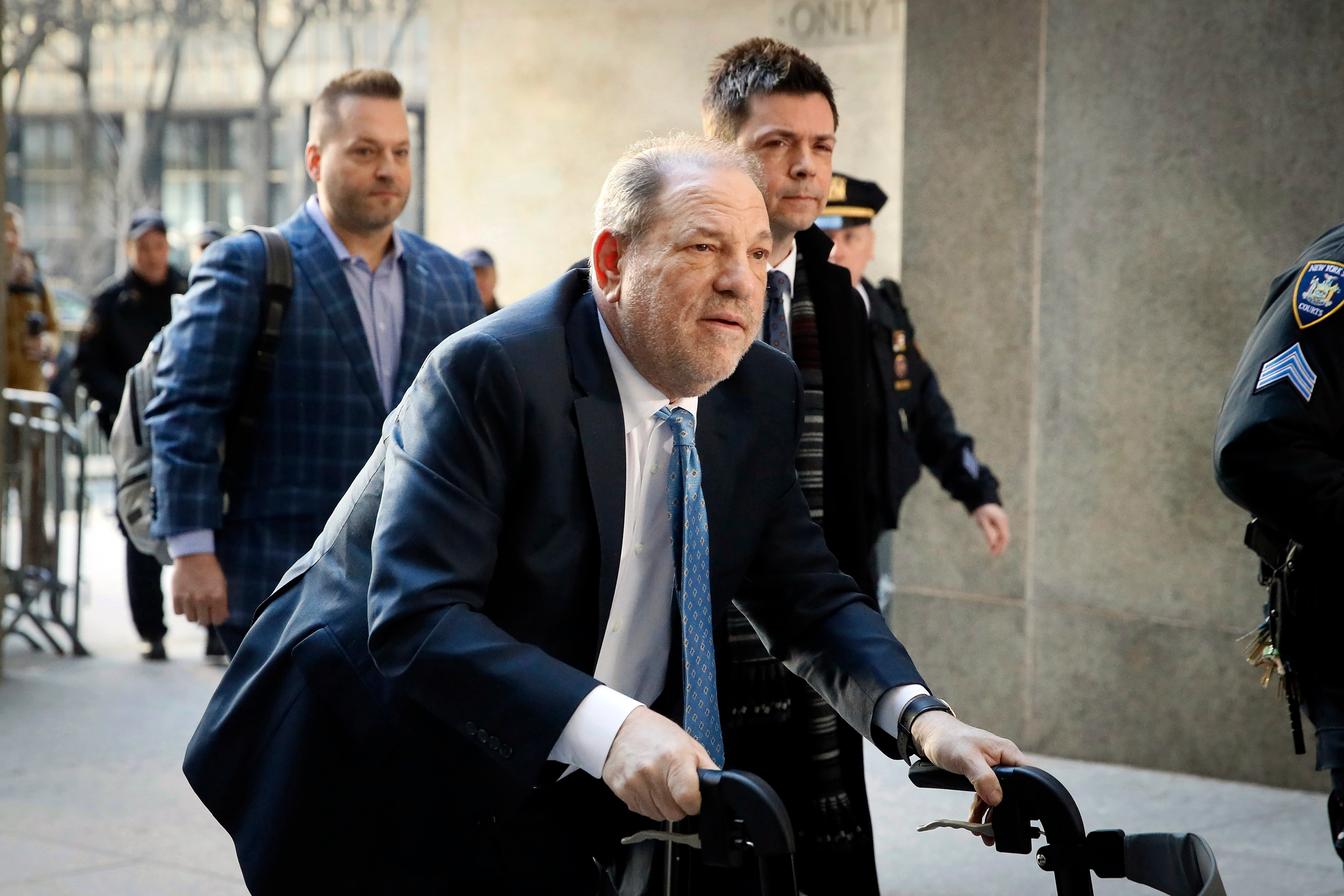 <p>En esta fotografía del 24 de febrero de 2020, Harvey Weinstein llega a una corte de Manhattan mientras continúan las deliberaciones en su juicio por violación en &nbsp;Nueva York. Un juez de Delaware aprueba un plan revisado de bancarrota para Weinstein Co. que otorga 35 millones de dólares para acreedores, de los cuales casi la mitad serán para mujeres que acusan al empresario Harvey Weinstein de una conducta sexual inapropiada. La cifra es 11,5 millones menor a la de un plan de bancarrota anterior.&nbsp;</p>