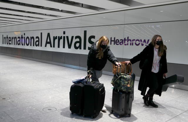 <p>ARCHIVO - En esta fotografía de archivo del 17 de enero de 2021, los viajeros llegan al aeropuerto de Heathrow en Londres. Gran Bretaña es el quinto país del mundo en registrar 100.000 muertes relacionadas con el virus, después de Estados Unidos, Brasil, India y México, y con mucho el más pequeño. Estados Unidos ha registrado más de 400.000 muertes por COVID-19, el total más alto del mundo, pero su población de aproximadamente 330 millones es aproximadamente cinco veces mayor que la de Gran Bretaña. </p>