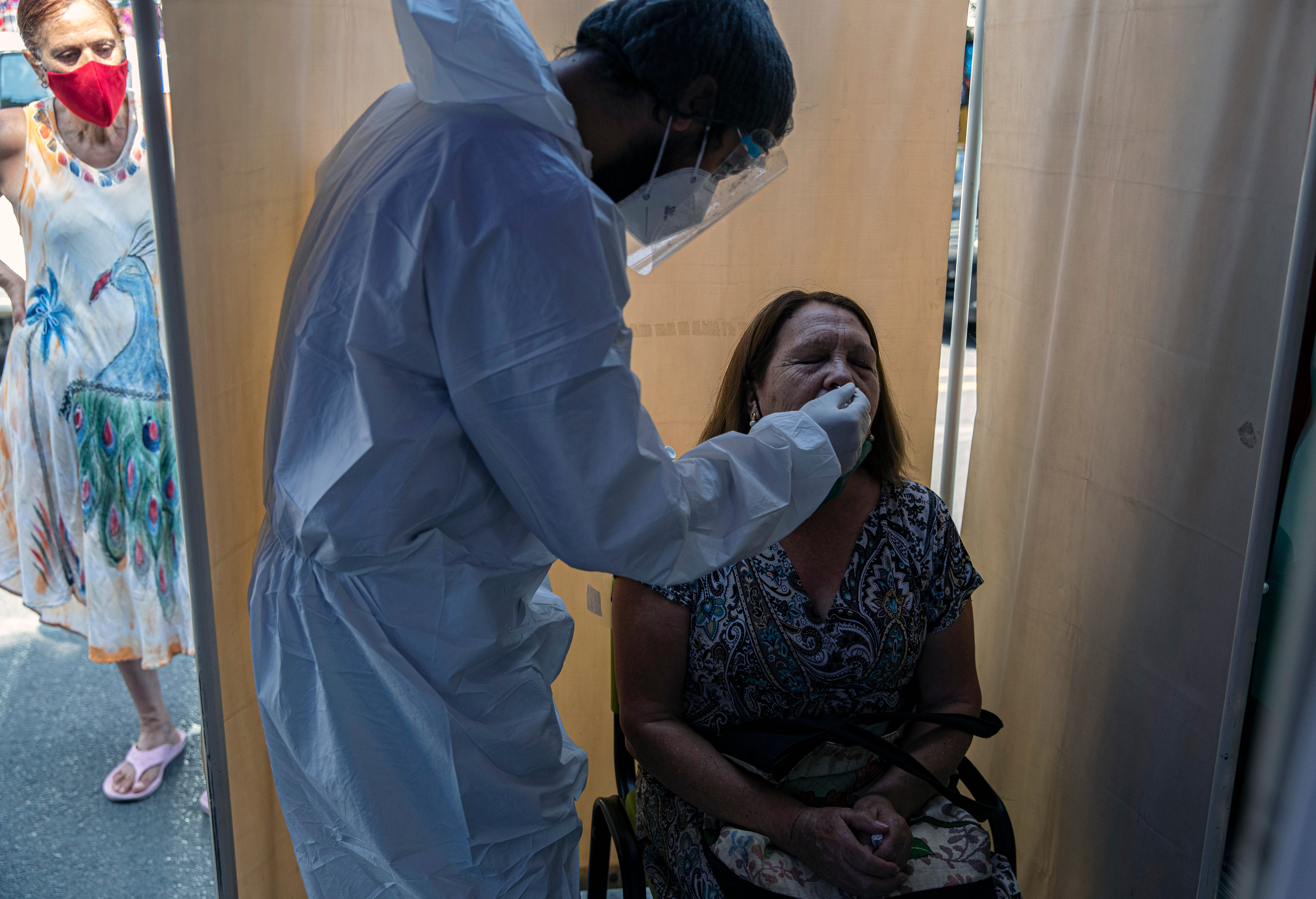 <p>Chile avaló el miércoles el uso de la vacuna del laboratorio europeo Oxford-AstraZeneca la cual es la tercera que se aprueba con carácter de emergencia</p>