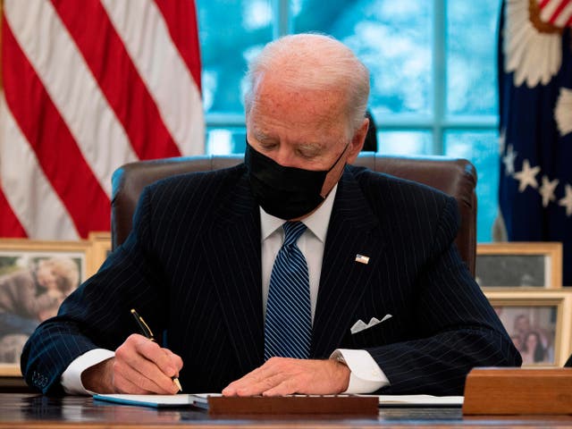 <p>El presidente de los Estados Unidos, Joe Biden, firma una Orden Ejecutiva que revierte la prohibición de la era Trump de que las personas transgénero sirvan en el ejército mientras se encuentran en la Oficina Oval de la Casa Blanca en Washington, DC, el 25 de enero de 2021.</p>