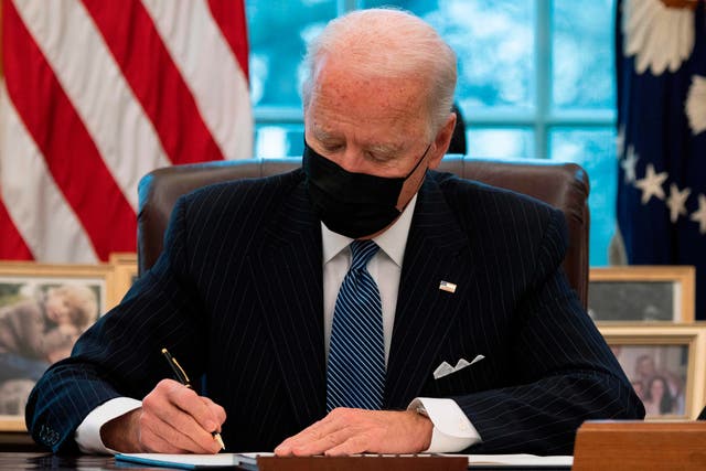 <p>El presidente de los Estados Unidos, Joe Biden, firma una Orden Ejecutiva que revierte la prohibición de la era Trump de que las personas transgénero sirvan en el ejército mientras se encuentran en la Oficina Oval de la Casa Blanca en Washington, DC, el 25 de enero de 2021.</p>
