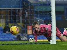 Pickford error sees Leicester earn draw at Everton