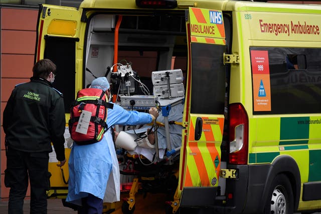 <p>Trabajadores médicos trasladan a un paciente entre ambulancias fuera del Royal London Hospital en medio de la propagación de la pandemia de la enfermedad por coronavirus (COVID-19), Londres, Reino Unido, 27 de enero de 2021.&nbsp;</p>