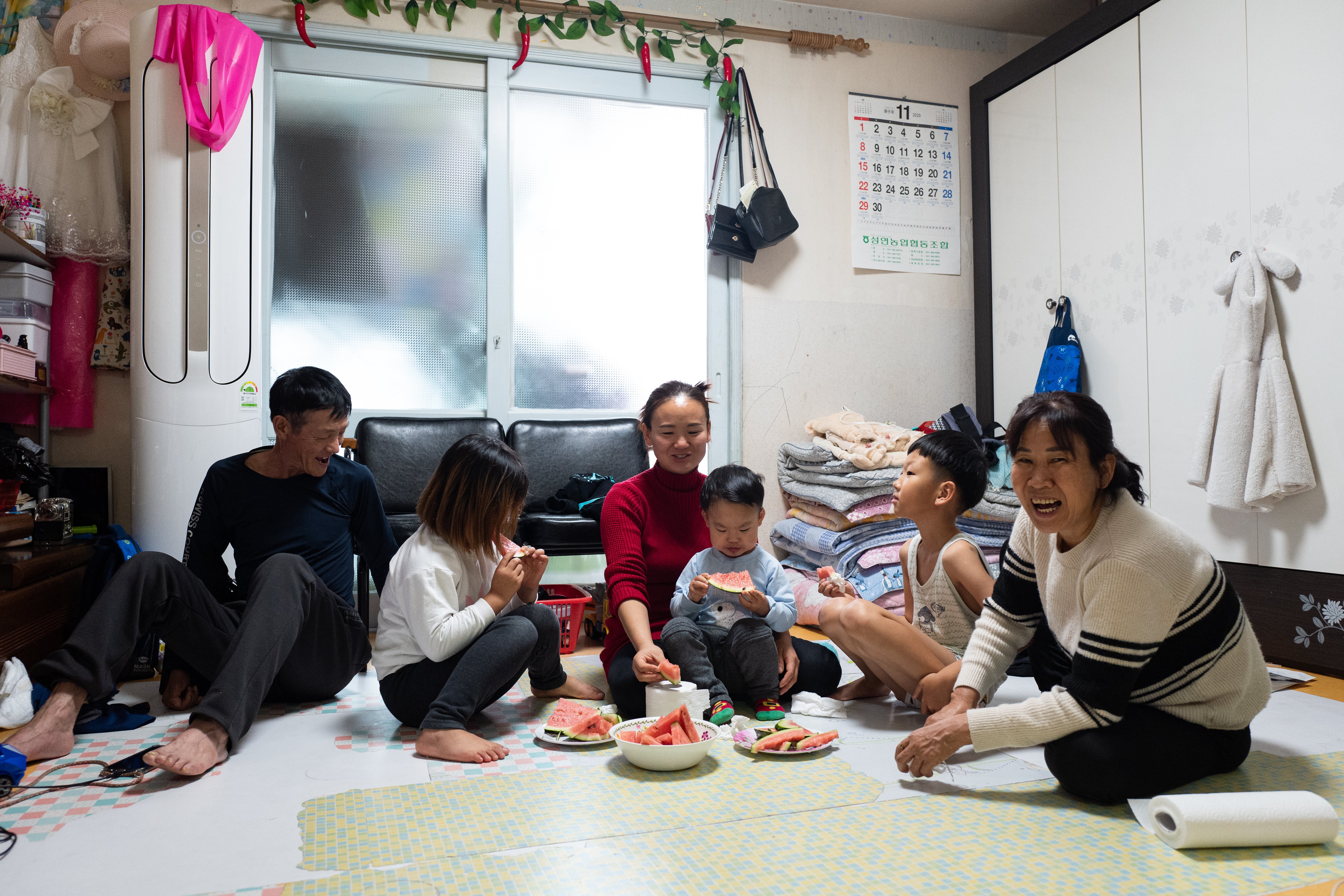 Han Hong-geun and his family eating watermelons at their home