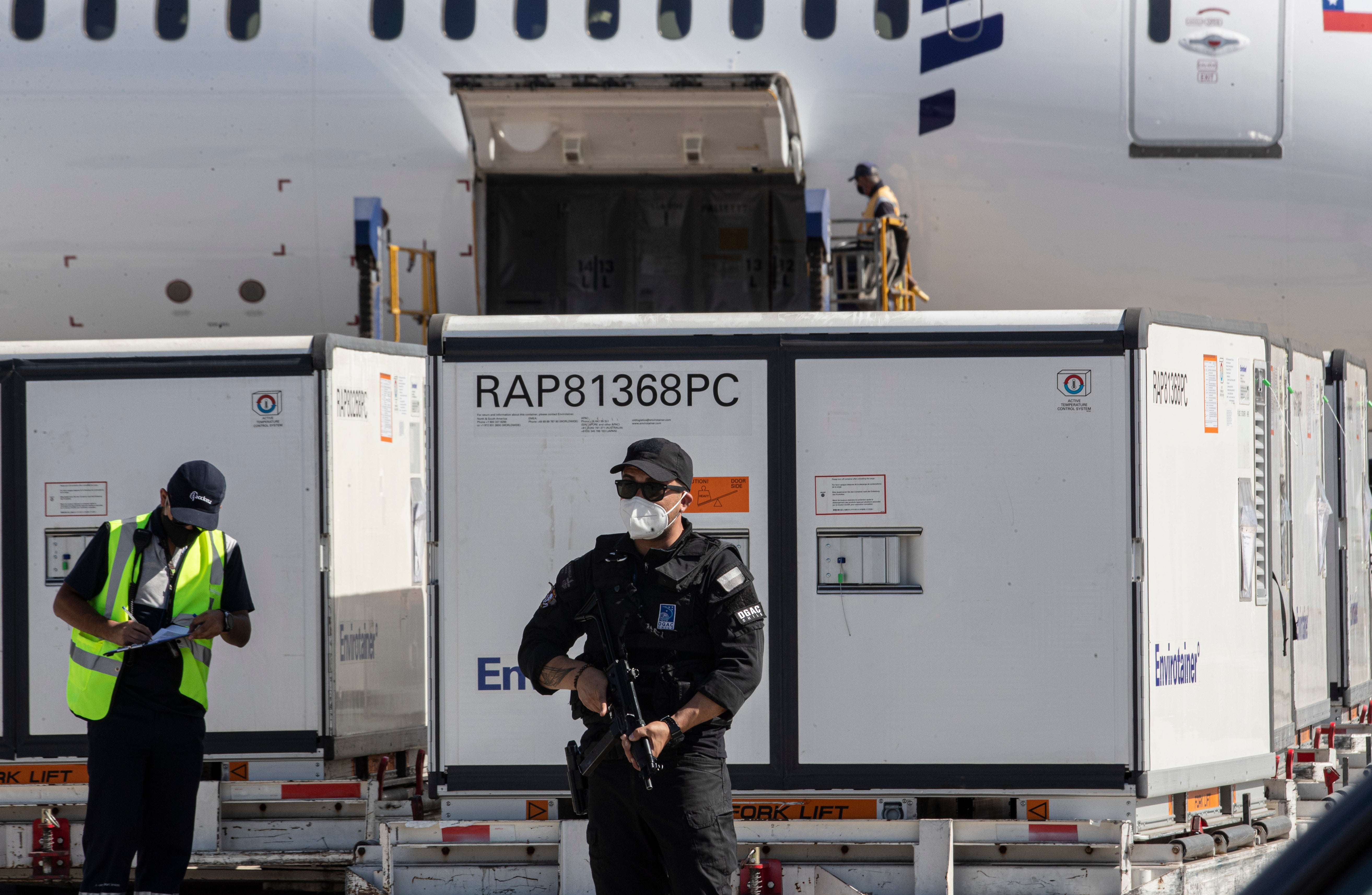 <p>Los diez contenedores con las 1,919.800 dosis, que pueden ser almacenadas a temperaturas de entre 2 y 8 grados, fueron recibidos en el principal aeropuerto de la capital chilena&nbsp;</p>