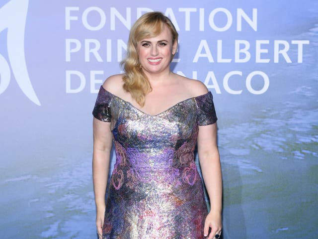 Rebel Wilson dice que la tratan de manera diferente después de perder peso