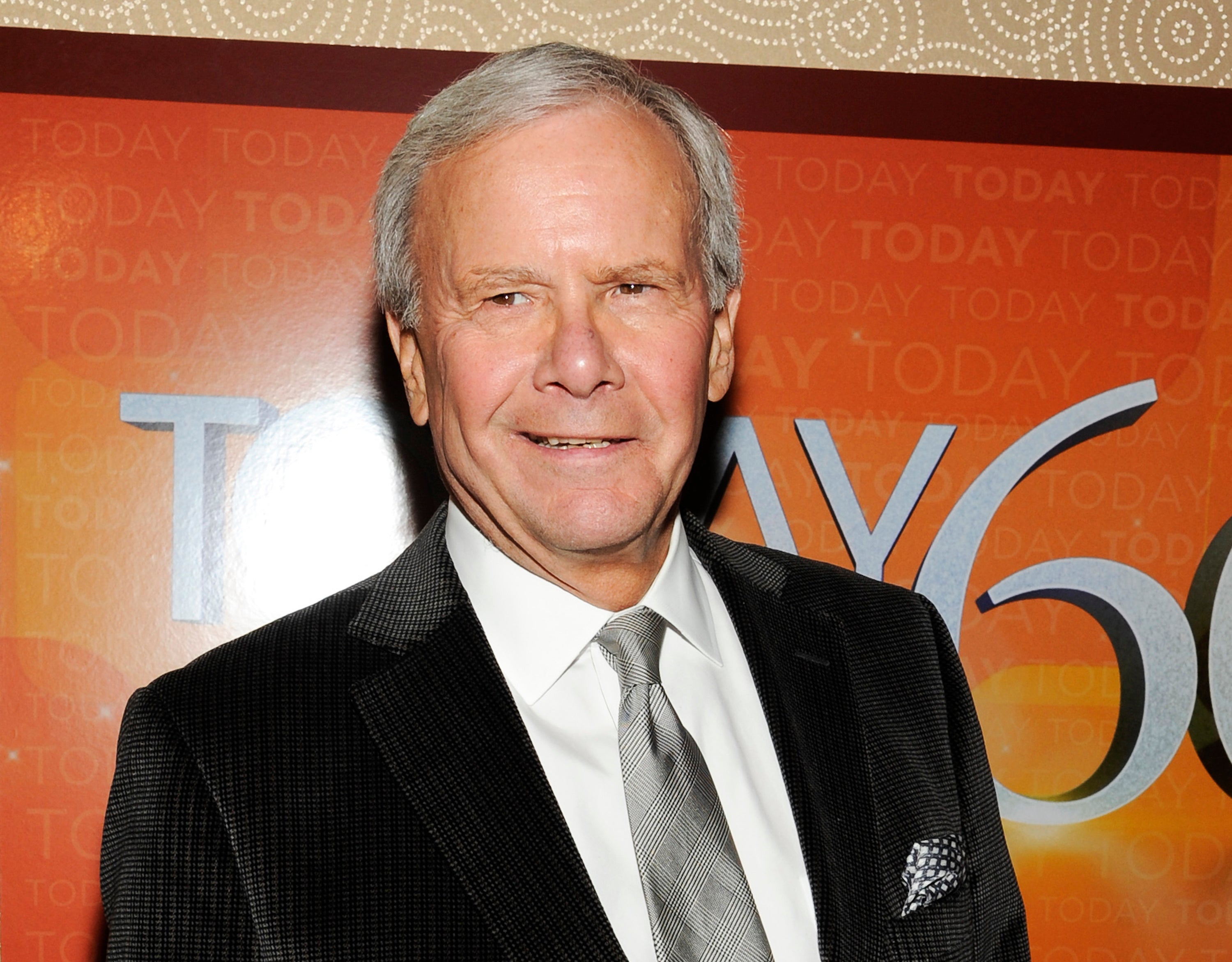 <p>ARCHIVO – en esta fotografía del 12 de enero de 2012 el corresponsal especial de NBC News y ex presentador de "Today" Tom Brokaw, en la celebración por el 60 aniversario de "Today" en Nueva York. Brokaw dijo que se retira de NBC News después de trabajar en la televisora por 55 años. El autor de "The Greatest Generation" tiene 80 años y padece cáncer. Dice que seguirá escribiendo libros y artículos.&nbsp;</p>
