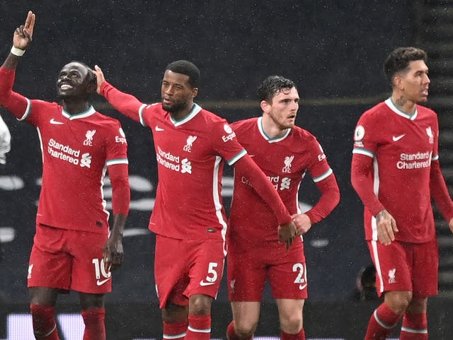 <p>El delantero senegalés del Liverpool Sadio Mane (L) celebra su tercer gol durante el partido de fútbol de la Premier League inglesa entre Tottenham Hotspur y Liverpool en el Tottenham Hotspur Stadium de Londres, el 28 de enero de 2021&nbsp;</p>