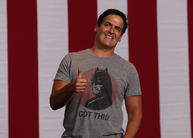 <p>PITTSBURGH, PA - 30 DE JULIO: Mark Cuban da el pulgar hacia arriba antes del inicio de un mitin de campaña con la exsecretaria de Estado candidata presidencial demócrata Hillary Clinton y el candidato demócrata a la vicepresidencia, el senador estadounidense Tim Kaine (D-VA) en el David L. Lawrence Convention Center el 30 de julio de 2016 en Pittsburgh, Pennsylvania. Hillary Clinton y Tim Kaine continúan su recorrido en autobús de tres días por Pensilvania y Ohio.&nbsp;</p>