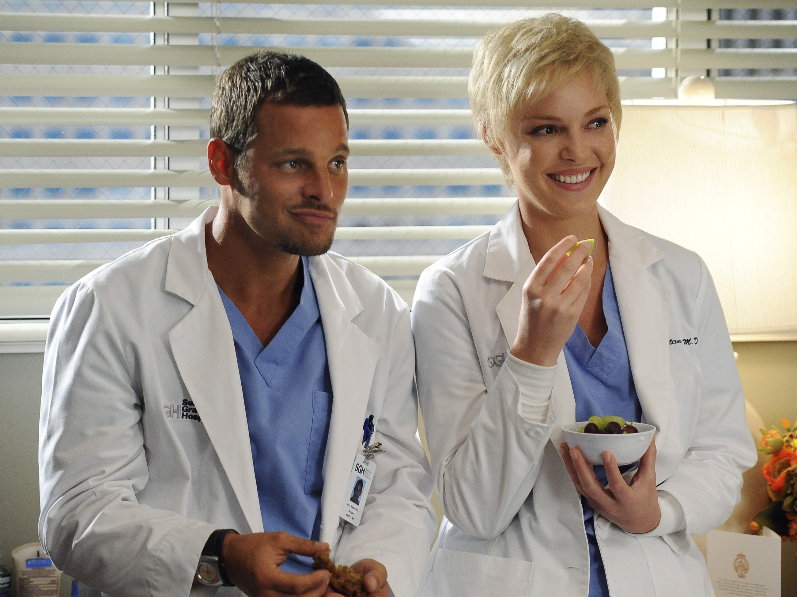 Justin Chambers and Katherine Heigl in Grey’s Anatomy in 2005