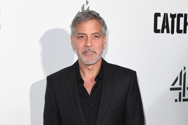 George Clooney asiste al estreno británico de 'Catch 22' el 15 de mayo de 2019 en Londres