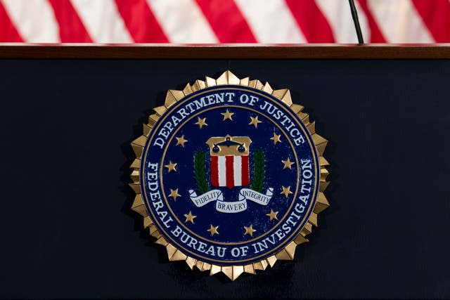 <p>ARCHIVO -La foto de archivo del 14 de junio de 2018 muestra el escudo del FBI en la sede de la agencia en Washington. Un exabogado del FBI fue condenado a prisión en suspenso por alterar un documento utilizado por el Departamento de Justicia cuando vigilaba a un colaborador del presidente Donald Trump durante la investigación de la injerencia rusa.&nbsp;</p>