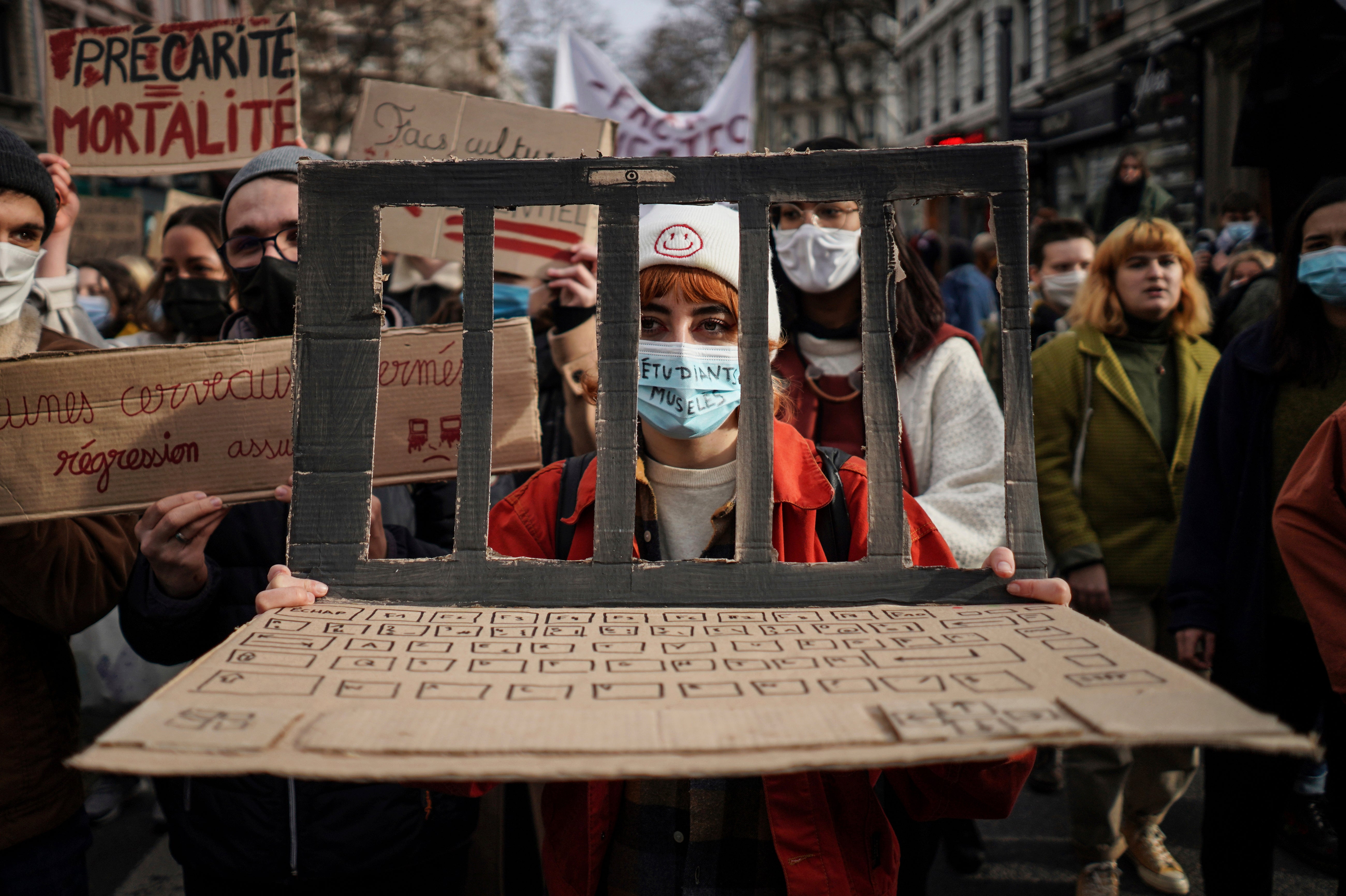 <p>Estudiantes protestan en Lyon, Francia, el martes 26 de enero de 2021 para demandar apoyos para los trabajadores afectados por las restricciones adoptadas en respuesta a la pandemia de coronavirus.&nbsp;</p>