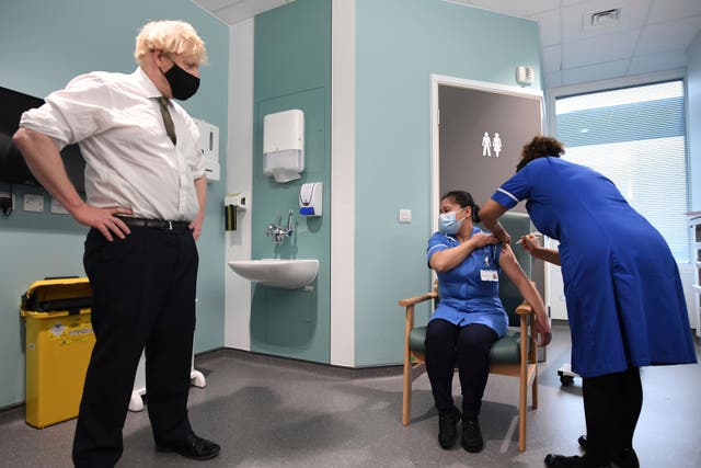 <p>ARCHIVO - En esta fotografía de archivo del 4 de enero de 2021, el primer ministro británico Boris Johnson observa a la enfermera Jennifer Dumasi ser inyectada con la vacuna de Oxford-AstraZeneca contra el COVID-19, en el Hospital Chase Farm del norte de Londres.&nbsp;</p>