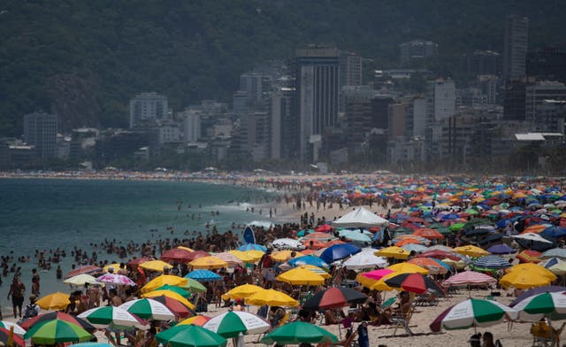 <p>Una multitud colma la playa de Ipanema en Río de Janeiro, Brasil, el viernes 29 de enero de 2021, en medio de la pandemia de COVID-19.&nbsp;</p>