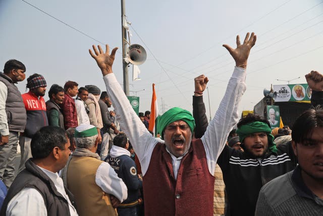<p>Agricultores gritan consignas a su llegada a una protesta contra una nueva ley agrícola en la frontera entre los estados de Delhi y Uttar Pradesh, a las afueras de Nueva Delhi, India, el 29 de enero de 2021.&nbsp;</p>
