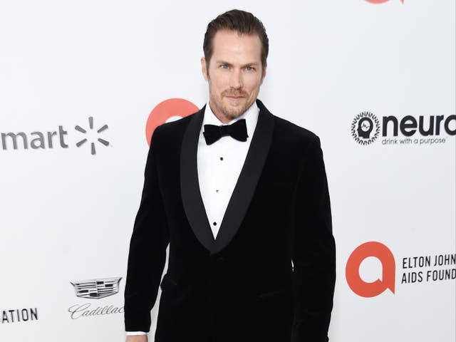 Jason Lewis apologises after neighbour films him shooting at stray cats 