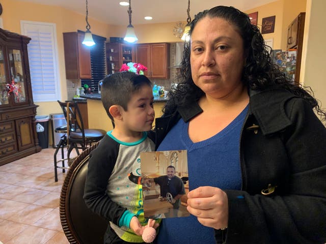 <p>Nancy Espinoza, de 37 años, sentada con su hijo de 3 años en su casa en Corona, California, el jueves 28 de enero de 2021, mientras sostiene una foto de su esposo Antonio Espinoza, quien murió de COVID-19 tres días. más temprano. Espinoza dijo que nunca imaginó que el virus le quitaría la vida a su esposo de 36 años, quien administraba un programa de enfermería de cuidados paliativos.&nbsp;</p>