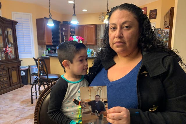<p>Nancy Espinoza, de 37 años, sentada con su hijo de 3 años en su casa en Corona, California, el jueves 28 de enero de 2021, mientras sostiene una foto de su esposo Antonio Espinoza, quien murió de COVID-19 tres días. más temprano. Espinoza dijo que nunca imaginó que el virus le quitaría la vida a su esposo de 36 años, quien administraba un programa de enfermería de cuidados paliativos.&nbsp;</p>