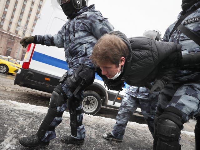 <p>La policía rusa detiene a un manifestante durante una protesta no autorizada en apoyo del líder de la oposición rusa Alexei Navalny, Moscú, Rusia, 31 de enero de 2021. Navalny fue detenido después de su llegada a Moscú desde Alemania, donde se estaba recuperando de un ataque de envenenamiento con un agente nervioso , el 17 de enero de 2021. El 18 de enero, un juez de Moscú dictaminó que permanecerá detenido durante 30 días después de su arresto en el aeropuerto. Navalny instó a los rusos a salir a las calles a protestar. En muchas ciudades rusas, los eventos masivos están prohibidos debido al aumento de casos de COVID-19.&nbsp;</p>