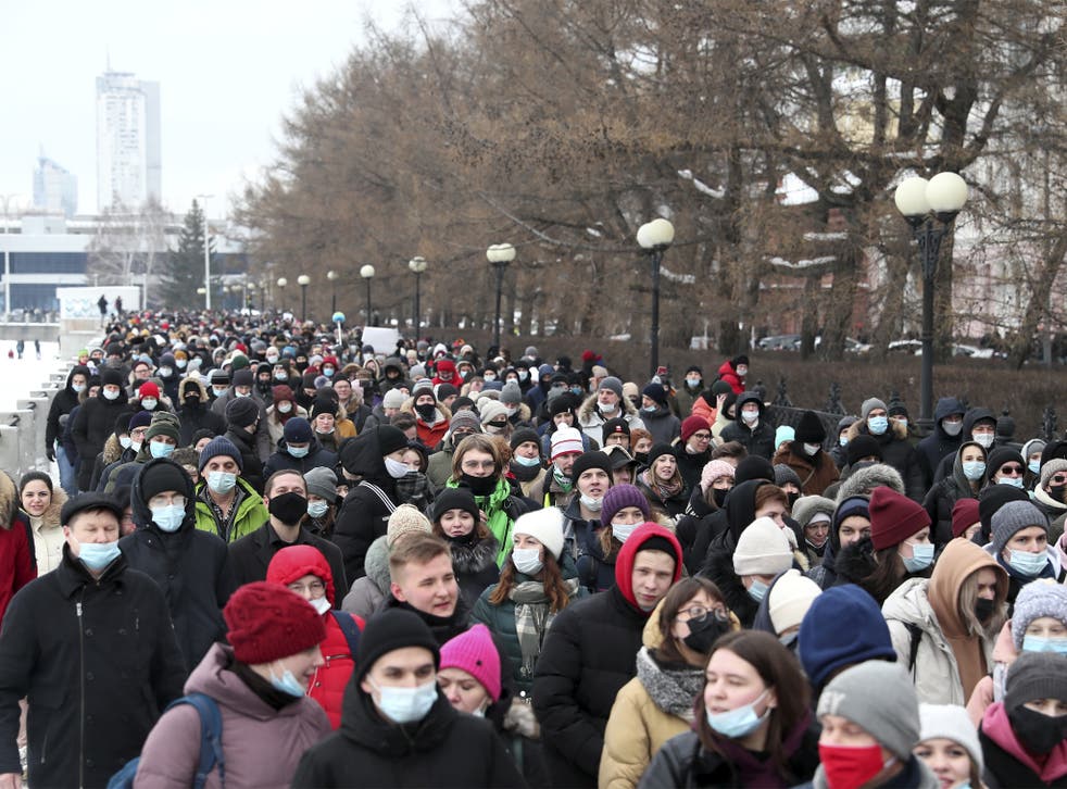 Des manifestants défilent au bord de la rivière Iset dans le centre d'Ekaterinbourg