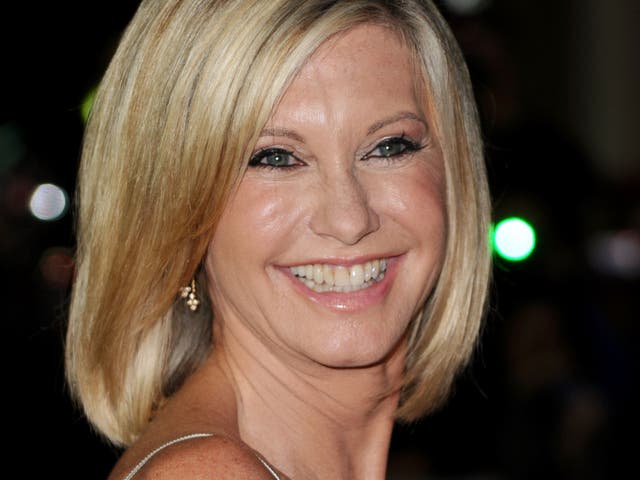 <p>La cantante y actriz Olivia Newton-John asiste al estreno de "Score: A Hockey Musical" durante el 35º Festival Internacional de Cine de Toronto en el Roy Thompson Hall el 9 de septiembre de 2010 en Toronto, Canadá.&nbsp;</p>