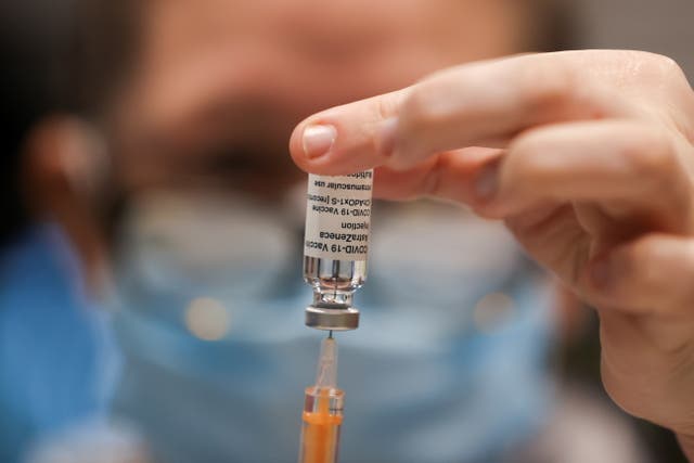 <p>Miles de habitantes de Michigan pudieron saltarse la fila para la vacuna COVID después de que se descubrió una laguna en el sistema de programación</p>